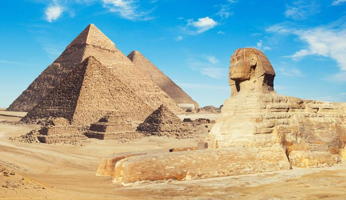 As Três Pirâmides e a Grande Esfinge de Gizé